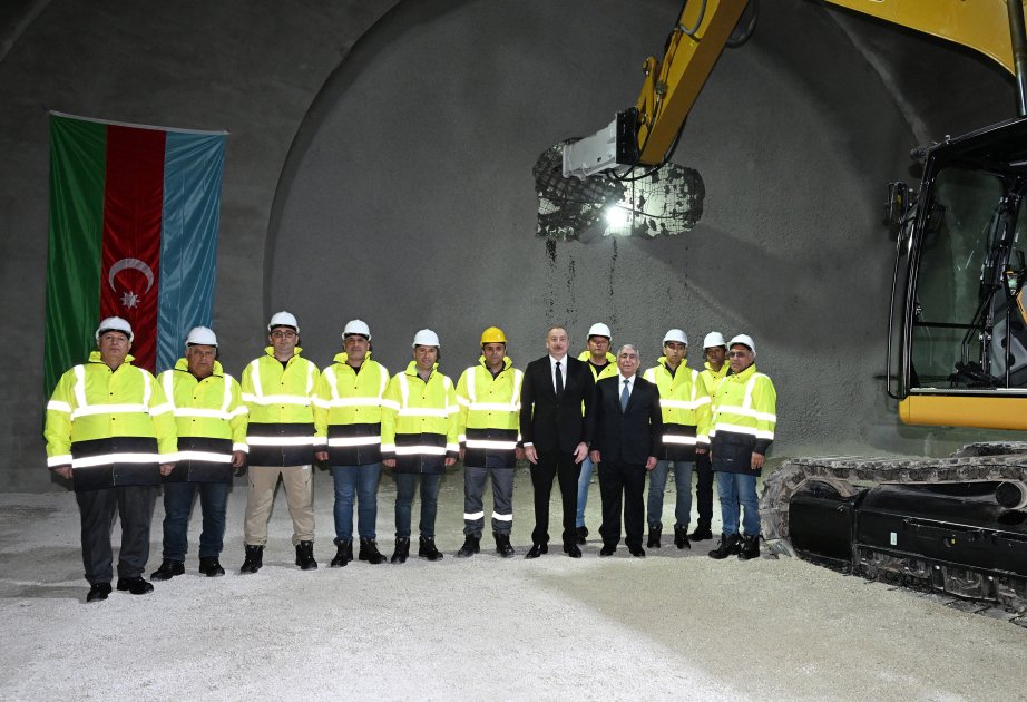 Президент Ильхам Алиев ознакомился с работами, проводимыми на автомобильной дороге Ахмедбейли-Физули-Шуша, принял участие в открытии первого тоннеля (ВИДЕО/ФОТО)