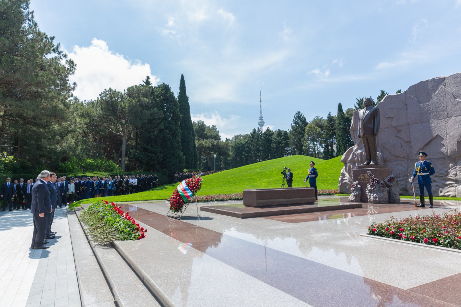 AZAL Staff Pays Tribute to the Memory of the Great Leader Heydar Aliyev (PHOTO)