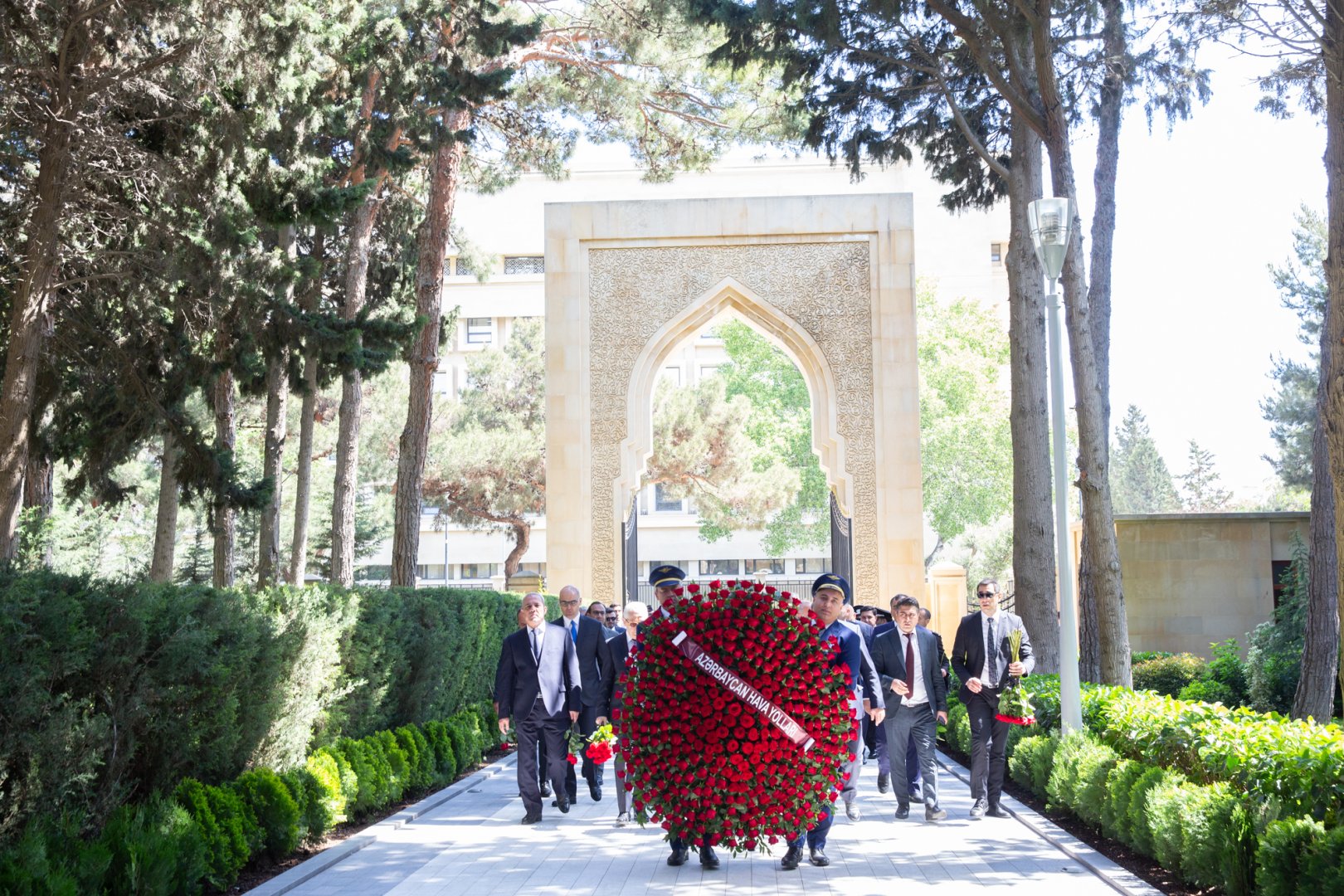 AZAL Staff Pays Tribute to the Memory of the Great Leader Heydar Aliyev (PHOTO)