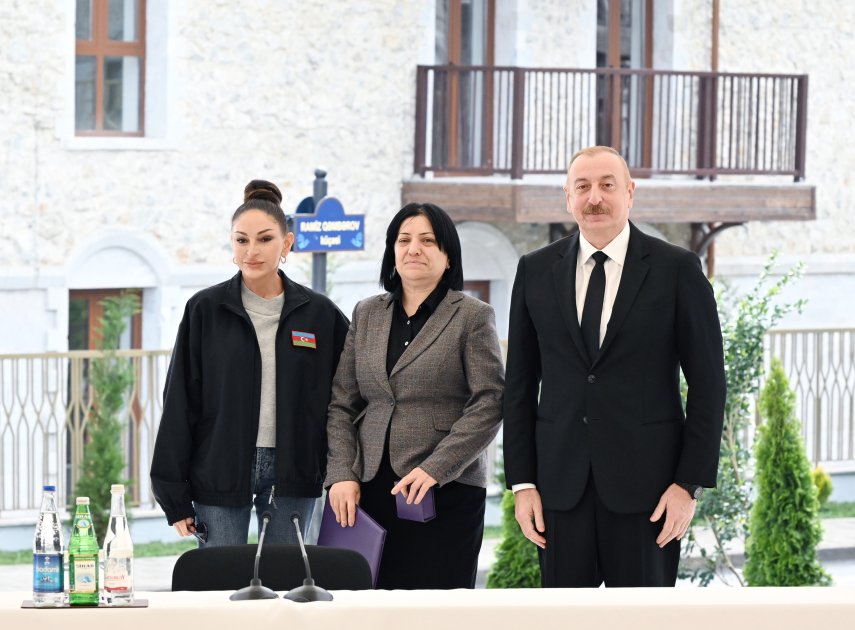 Президент Ильхам Алиев вручил ключи от квартир первым жителям, переселившимся в Шушу (ФОТО)