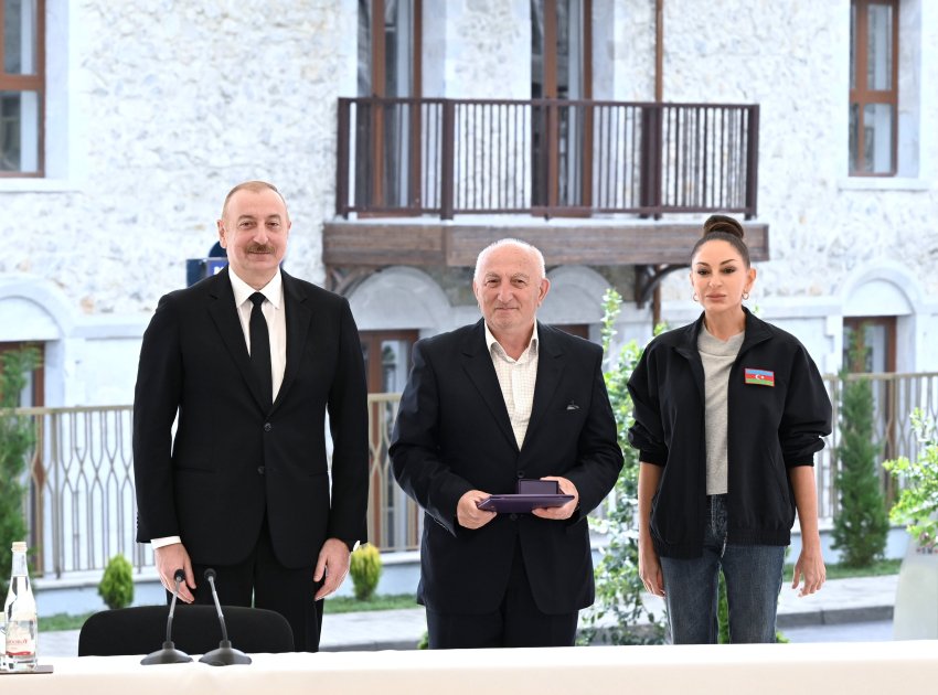 President Ilham Aliyev presents apartment keys to first residents in Shusha (PHOTO)