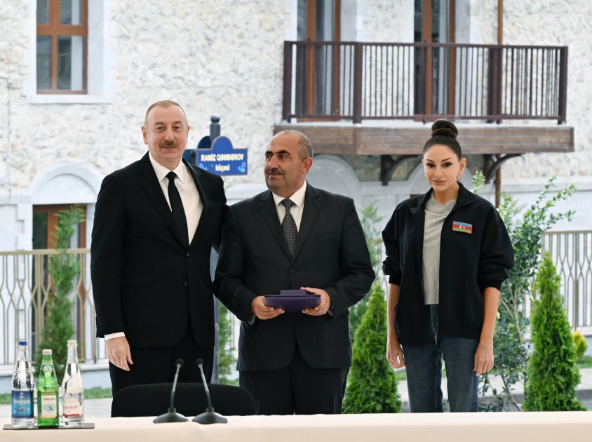 President Ilham Aliyev presents apartment keys to first residents in Shusha (PHOTO)