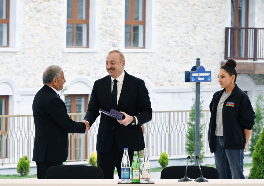 President Ilham Aliyev presents apartment keys to first residents in Shusha (PHOTO)