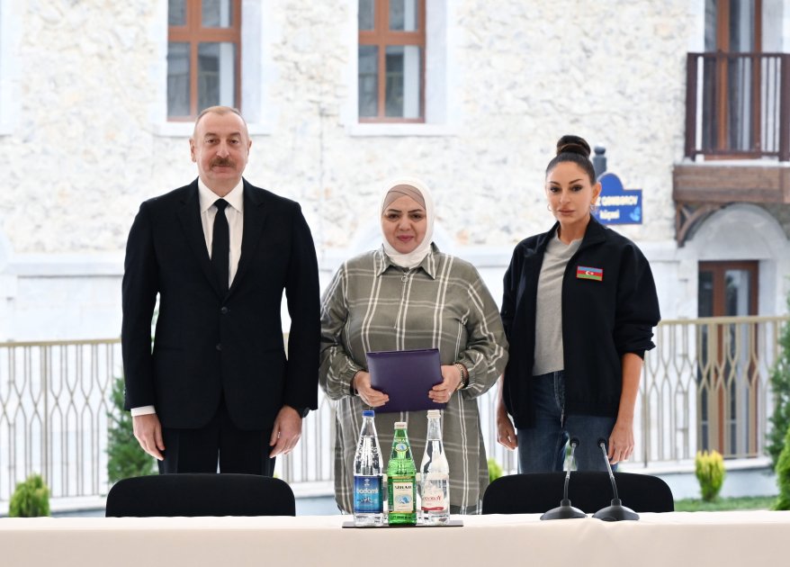 President Ilham Aliyev presents apartment keys to first residents in Shusha (PHOTO)