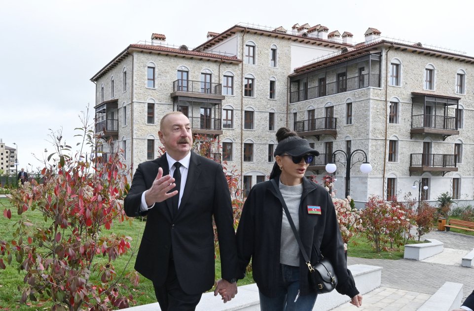 Prezident İlham Əliyev və Birinci xanım Mehriban Əliyeva Şuşada birinci yaşayış kompleksinin açılışında iştirak edib və ilk sakinlərlə görüşüblər (YENİLƏNİB-2) (FOTO/VİDEO)