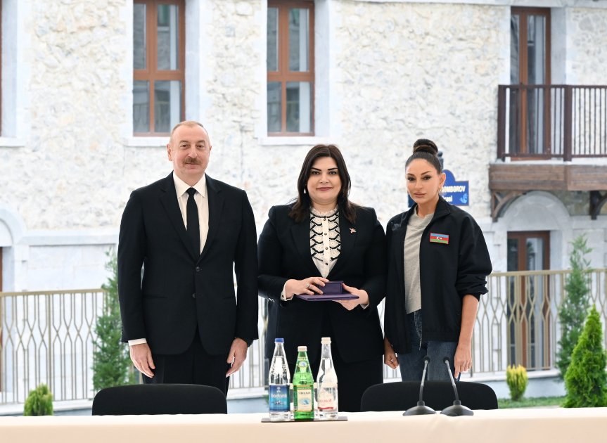 President Ilham Aliyev presents apartment keys to first residents in Shusha (PHOTO)