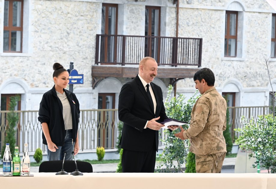 President Ilham Aliyev presents apartment keys to first residents in Shusha (PHOTO)