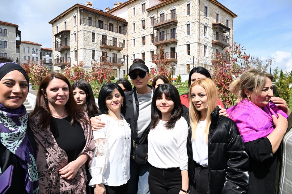 Президент Ильхам Алиев и Первая леди Мехрибан Алиева приняли участие в открытии первого жилого комплекса в Шуше и встретились с первыми жителями, переселившимися в город (ФОТО/ВИДЕО)