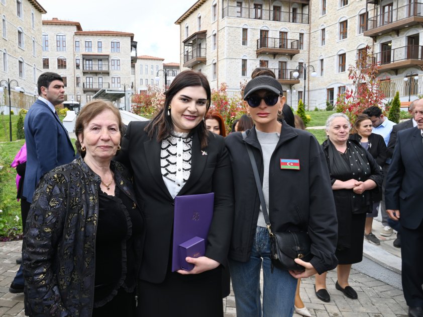 Prezident İlham Əliyev və Birinci xanım Mehriban Əliyeva Şuşada birinci yaşayış kompleksinin açılışında iştirak edib və ilk sakinlərlə görüşüblər (YENİLƏNİB-2) (FOTO/VİDEO)