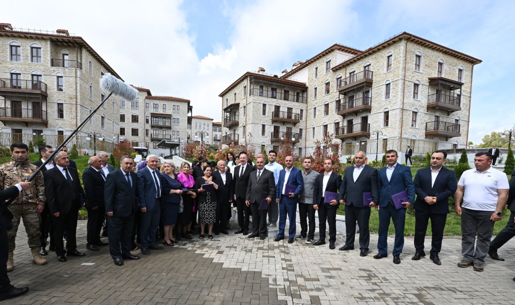 Prezident İlham Əliyev və Birinci xanım Mehriban Əliyeva Şuşada birinci yaşayış kompleksinin açılışında iştirak edib və ilk sakinlərlə görüşüblər (YENİLƏNİB-2) (FOTO/VİDEO)