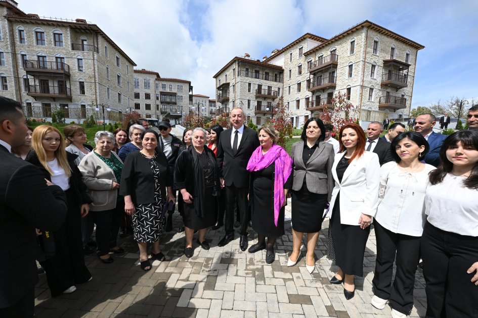 Президент Ильхам Алиев и Первая леди Мехрибан Алиева приняли участие в открытии первого жилого комплекса в Шуше и встретились с первыми жителями, переселившимися в город (ФОТО)