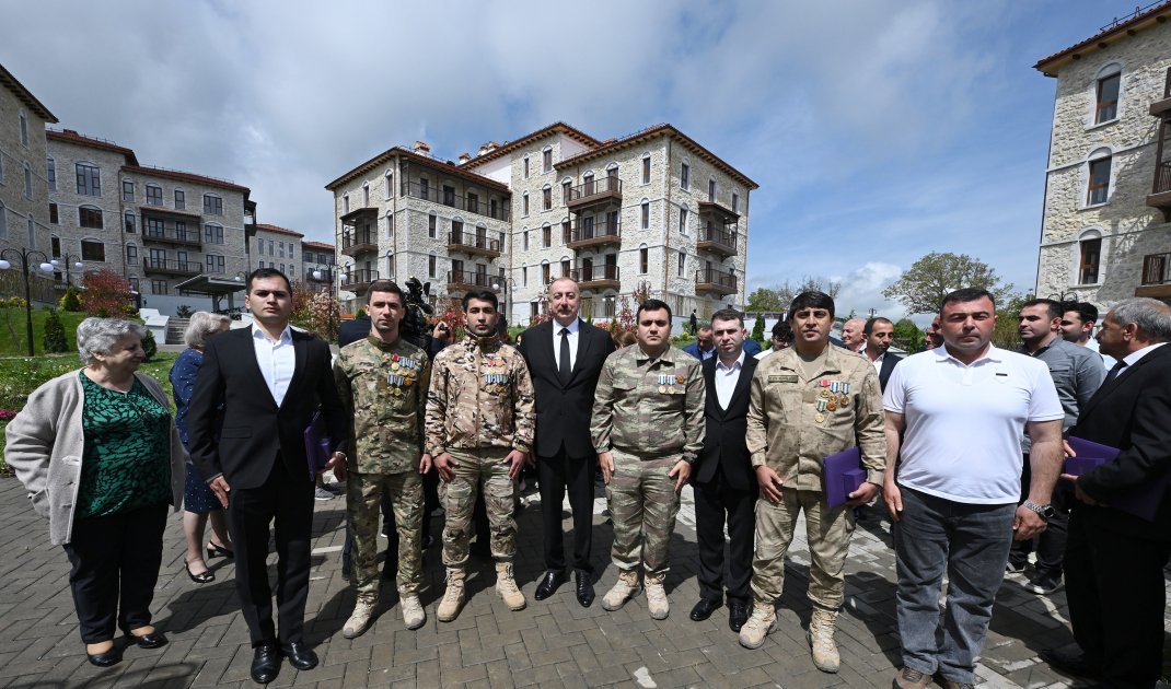 Prezident İlham Əliyev və Birinci xanım Mehriban Əliyeva Şuşada birinci yaşayış kompleksinin açılışında iştirak edib və ilk sakinlərlə görüşüblər (YENİLƏNİB-2) (FOTO/VİDEO)