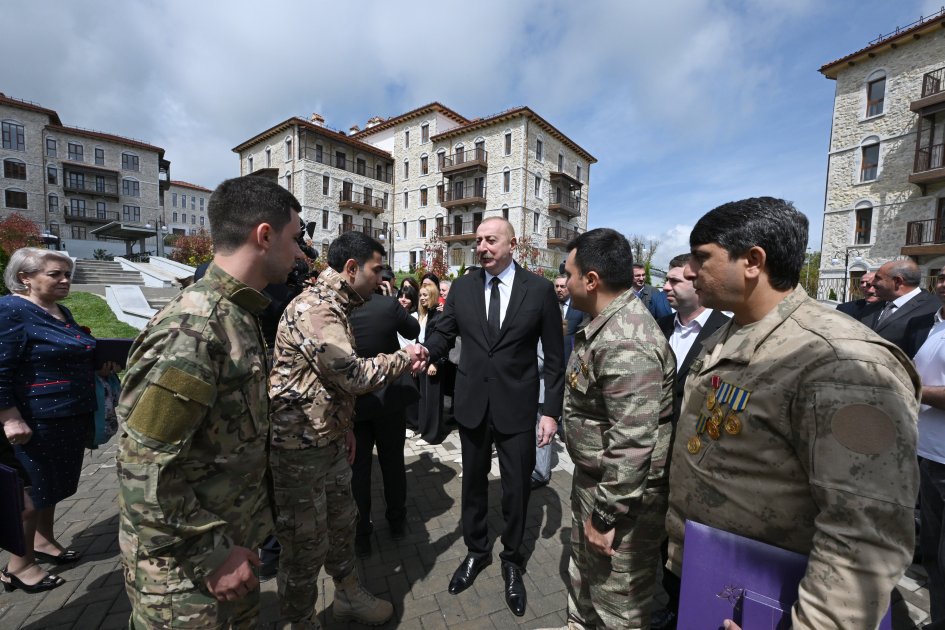 Prezident İlham Əliyev və Birinci xanım Mehriban Əliyeva Şuşada birinci yaşayış kompleksinin açılışında iştirak edib və ilk sakinlərlə görüşüblər (YENİLƏNİB-2) (FOTO/VİDEO)