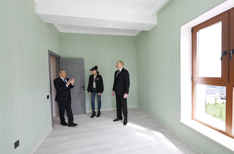 Президент Ильхам Алиев и Первая леди Мехрибан Алиева приняли участие в открытии первого жилого комплекса в Шуше и встретились с первыми жителями, переселившимися в город (ФОТО/ВИДЕО)