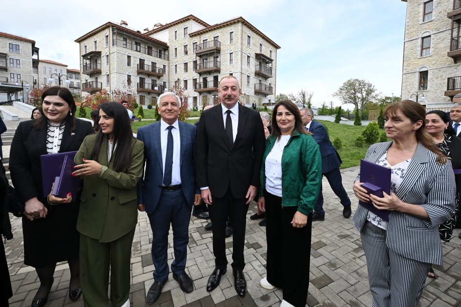 Prezident İlham Əliyev və Birinci xanım Mehriban Əliyeva Şuşada birinci yaşayış kompleksinin açılışında iştirak edib və ilk sakinlərlə görüşüblər (YENİLƏNİB-2) (FOTO/VİDEO)