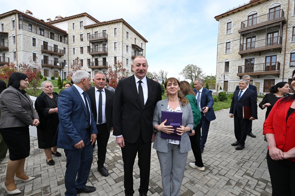 Prezident İlham Əliyev və Birinci xanım Mehriban Əliyeva Şuşada birinci yaşayış kompleksinin açılışında iştirak edib və ilk sakinlərlə görüşüblər (YENİLƏNİB-2) (FOTO/VİDEO)