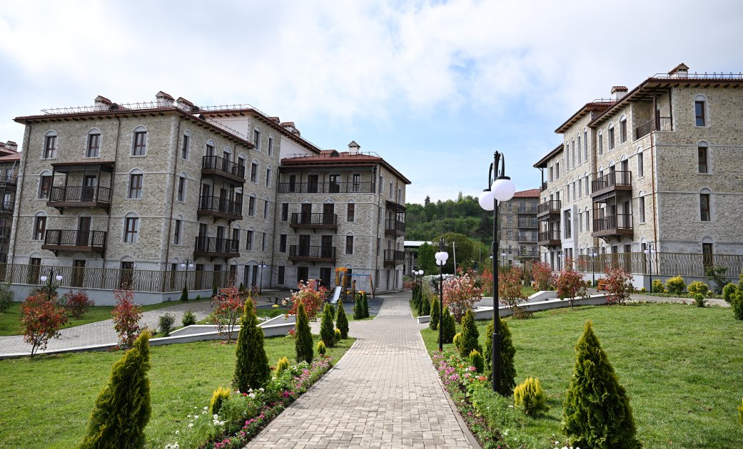 Президент Ильхам Алиев и Первая леди Мехрибан Алиева приняли участие в открытии первого жилого комплекса в Шуше и встретились с первыми жителями, переселившимися в город (ФОТО)