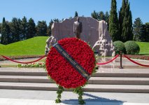 Начальник СГБ Азербайджана и сотрудники Службы посетили могилу великого лидера Гейдара Алиева (ФОТО)