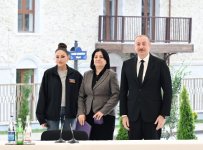 President Ilham Aliyev presents apartment keys to first residents in Shusha (PHOTO)