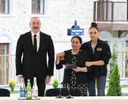 President Ilham Aliyev presents apartment keys to first residents in Shusha (PHOTO)