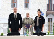 President Ilham Aliyev presents apartment keys to first residents in Shusha (PHOTO)