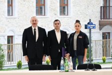 President Ilham Aliyev presents apartment keys to first residents in Shusha (PHOTO)