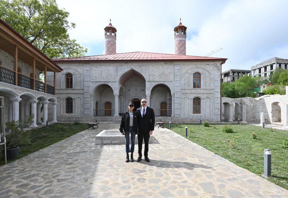 Президент Ильхам Алиев и Первая леди Мехрибан Алиева ознакомились с реставрационными работами в мечети Ашагы Говхар Ага в Шуше (ВИДЕО/ФОТО)