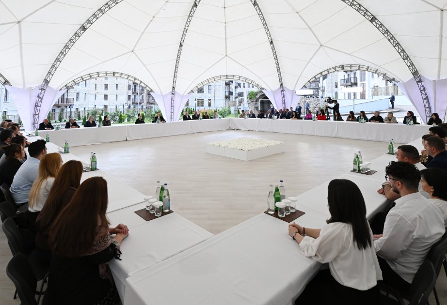 Президент Ильхам Алиев и Первая леди Мехрибан Алиева приняли участие в открытии первого жилого комплекса в Шуше и встретились с первыми жителями, переселившимися в город (ВИДЕОТРАНСЛЯЦИЯ)