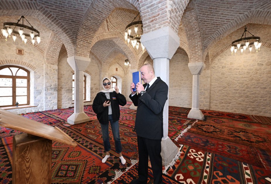 Президент Ильхам Алиев и Первая леди Мехрибан Алиева приняли участие в открытии после реставрации мечети Мамайы в Шуше (ФОТО)