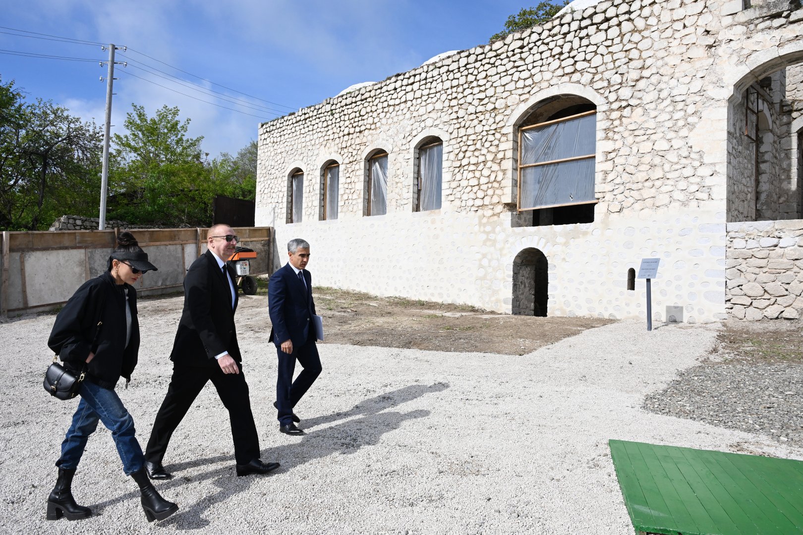 Prezident İlham Əliyev və Birinci xanım Mehriban Əliyeva Şuşada Çöl Qala məscidində aparılan bərpa işləri ilə tanış olublar (FOTO/VİDEO) (YENİLƏNİB)