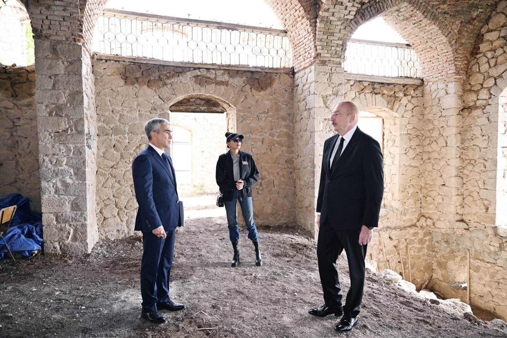 Президент Ильхам Алиев и Первая леди Мехрибан Алиева ознакомились с реставрационными работами, проводимыми в мечети Чёль Гала в Шуше (ВИДЕО/ФОТО)