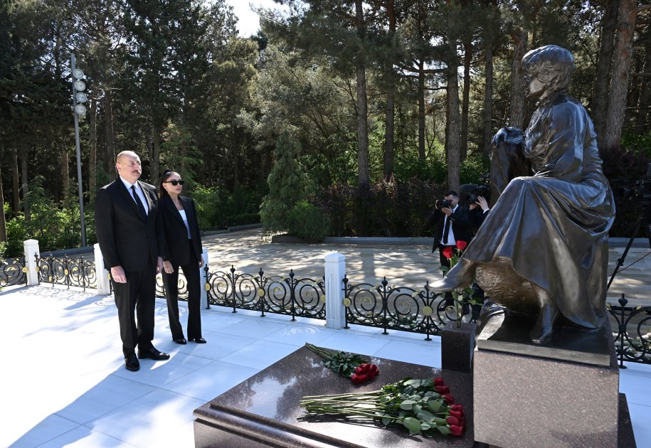 President Ilham Aliyev, First Lady Mehriban Aliyeva visit tomb of Great Leader Heydar Aliyev in Alley of Honor in Baku (PHOTO/VIDEO)