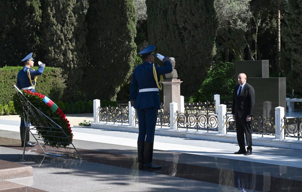 Президент Ильхам Алиев и Первая леди Мехрибан Алиева посетили могилу великого лидера Гейдара Алиева в Аллее почетного захоронения (ФОТО/ВИДЕО)