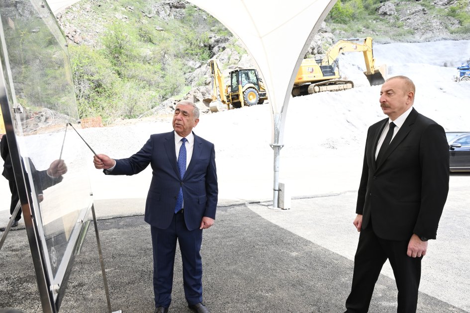 Президент Ильхам Алиев ознакомился с работами, проводимыми на автомобильной дороге Ханкенди-Шуша-Лачин (ФОТО)