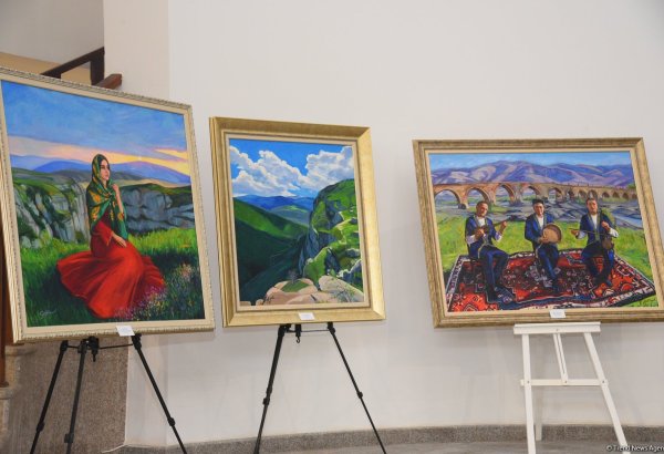В Шуше представлена красочная экспозиция "Карабах-наме" в рамках Международного фестиваля "Харыбюльбюль" (ФОТО)