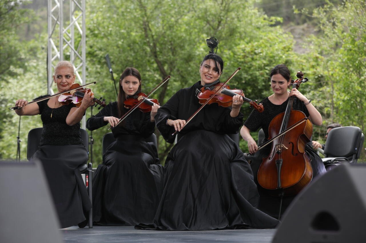 “Xarıbülbül” festivalı “Sələflər və xələflər”lə Laçında (FOTO)