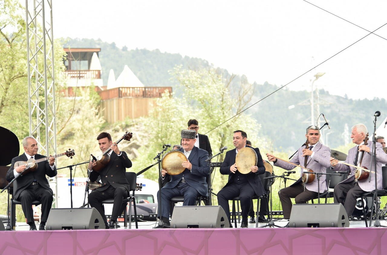 “Xarıbülbül” festivalı “Sələflər və xələflər”lə Laçında (FOTO)