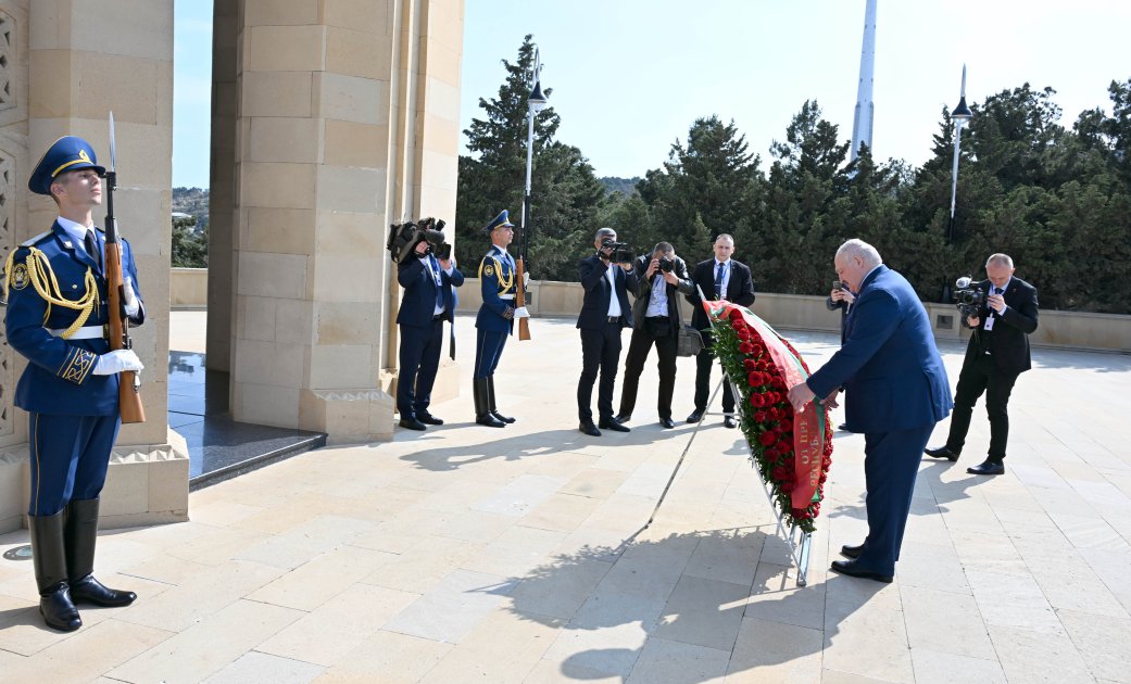 Президент Беларуси Александр Лукашенко посетил Шехидляр хиябаны (ФОТО)