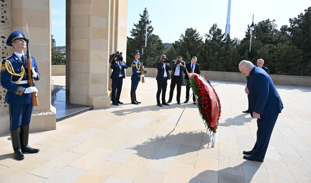 Президент Беларуси Александр Лукашенко посетил Шехидляр хиябаны (ФОТО)