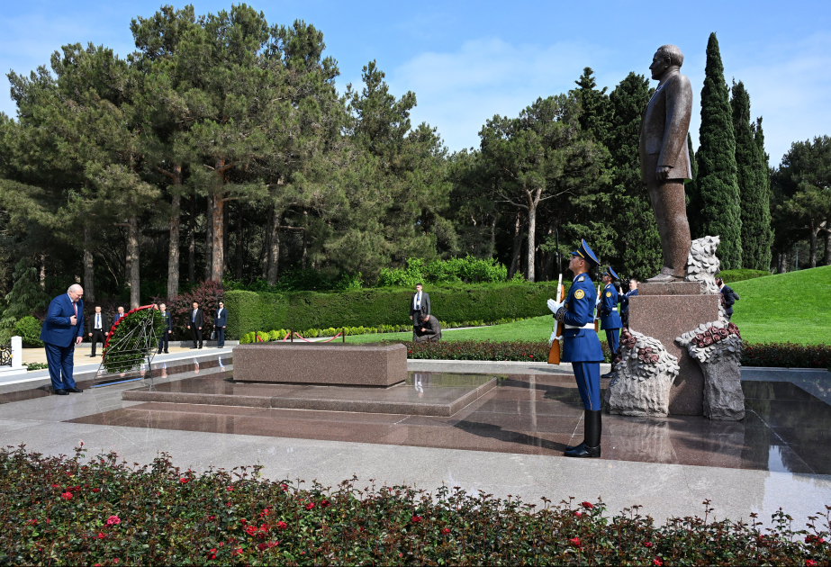 Lukoshenko pays tribute to memory of National Leader Heydar Aliyev