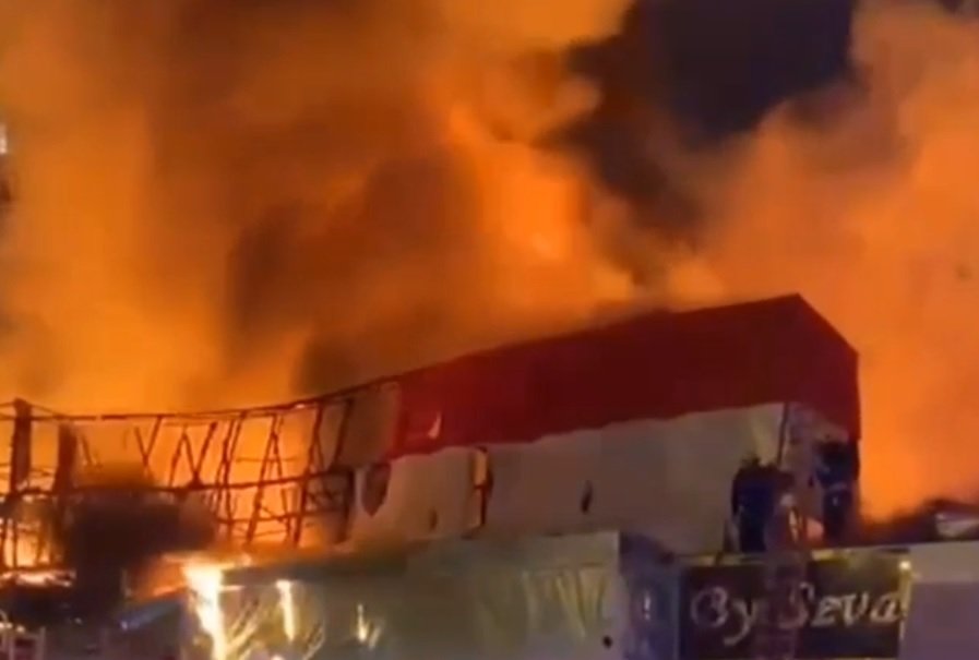 Новые кадры с места сильного пожара в Баку (ВИДЕО)