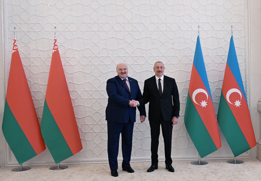 В Баку состоялась церемония официальной встречи Президента Республики Беларусь Александра Лукашенко (ФОТО)