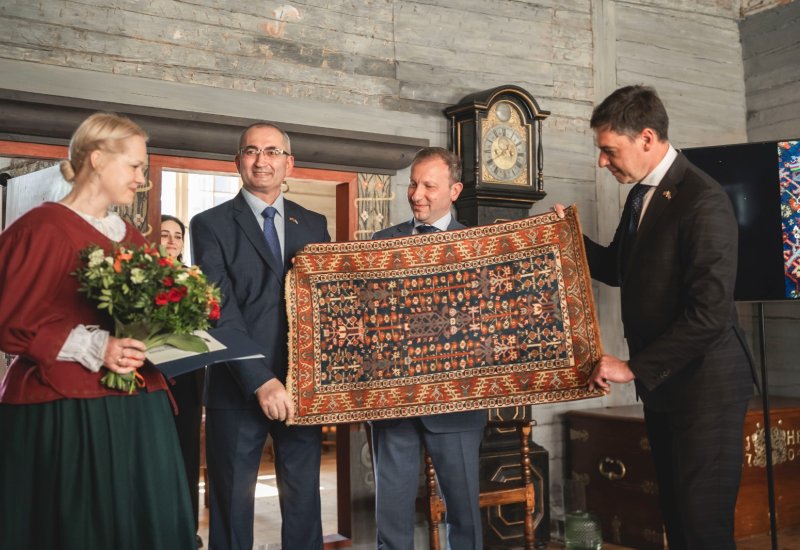 В Латвии прошел День Азербайджана - "Азерхалча"  подарил Лиепайскому музею национальный ковер (ФОТО)
