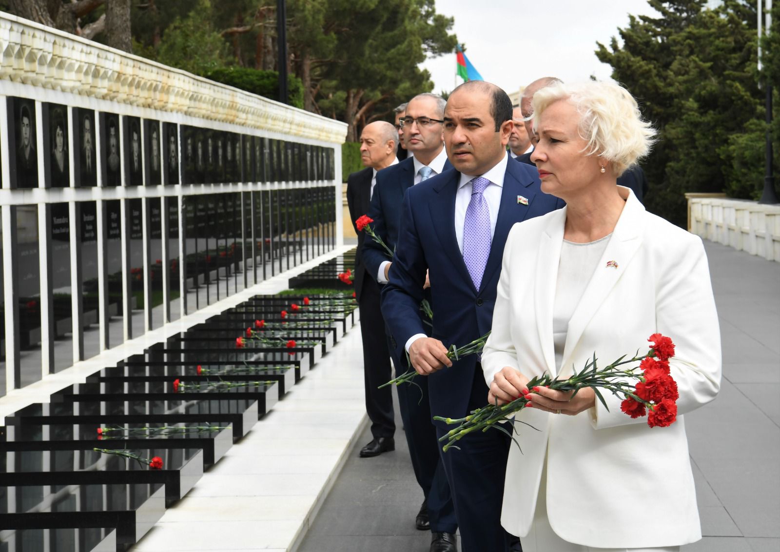 Latviya parlamentinin nümayəndə heyəti Ulu Öndərin məzarını ziyarət edib