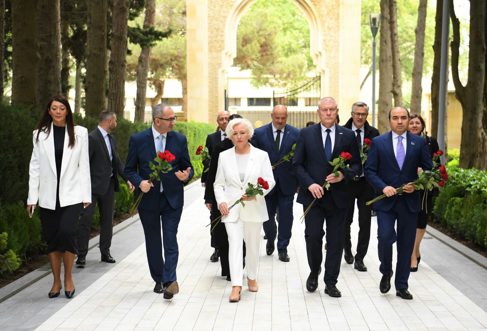 Latviya parlamentinin nümayəndə heyəti Ulu Öndərin məzarını ziyarət edib