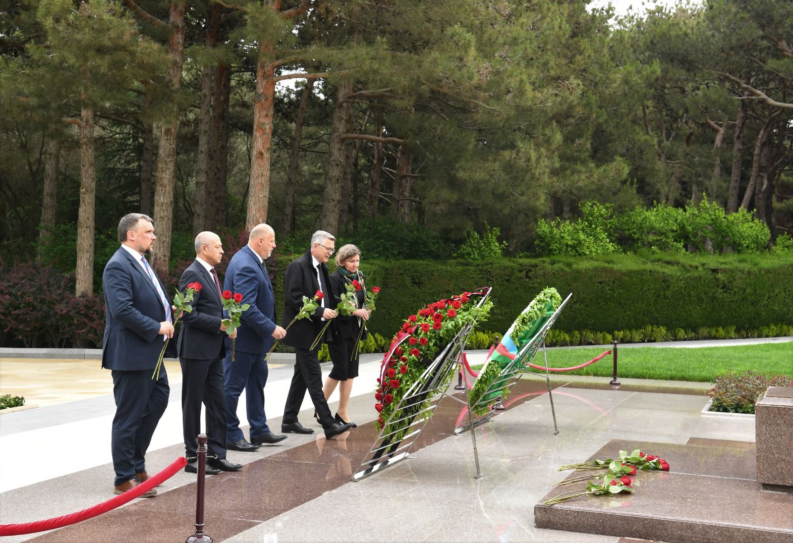 Latviya parlamentinin nümayəndə heyəti Ulu Öndərin məzarını ziyarət edib