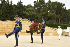 Latviya parlamentinin nümayəndə heyəti Ulu Öndərin məzarını ziyarət edib