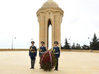 Latviya parlamentinin nümayəndə heyəti Ulu Öndərin məzarını ziyarət edib