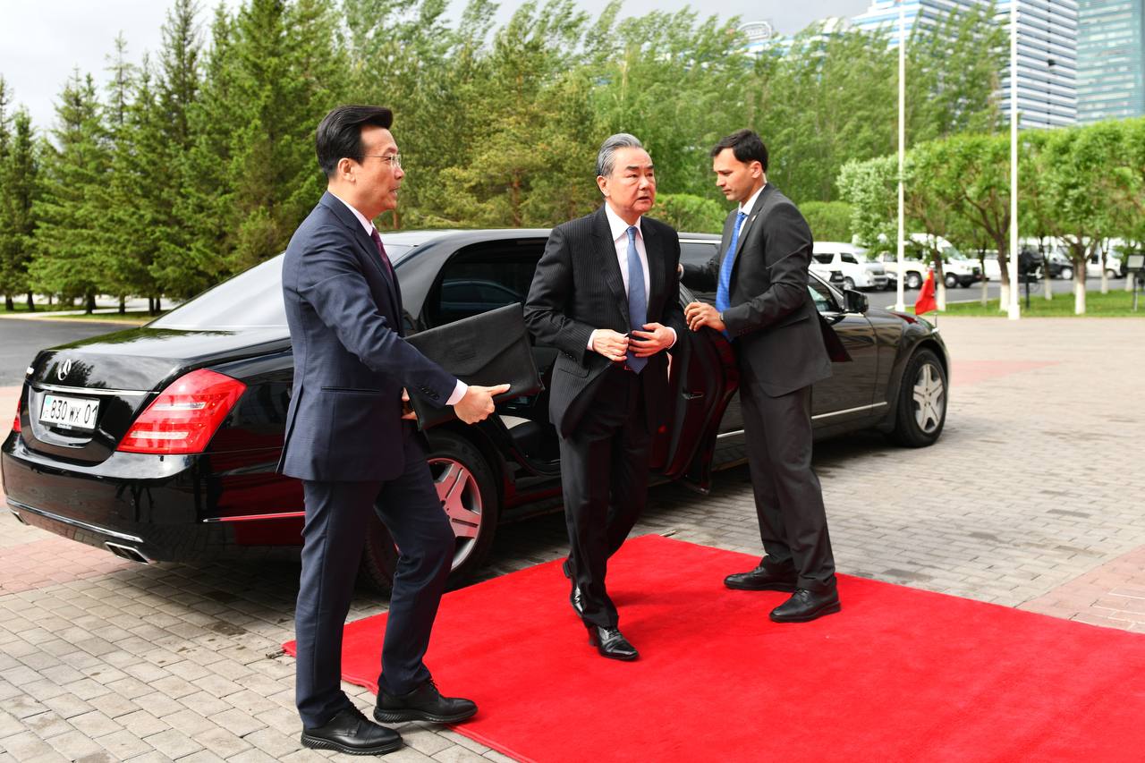 Глава МИД Китая прибыл с официальным визитом в Казахстан