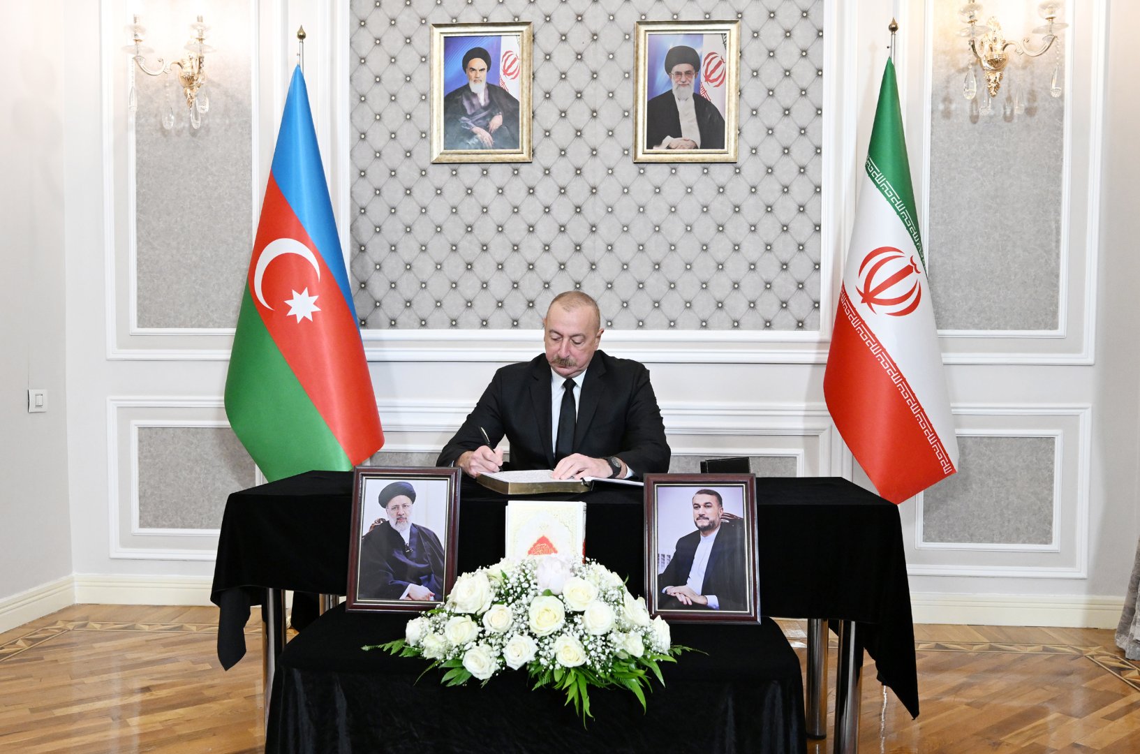 Президент Ильхам Алиев посетил посольство Ирана в Азербайджане и выразил соболезнования в связи с гибелью Президента Ирана и сопровождающих его лиц в результате крушения вертолета (ФОТО)
